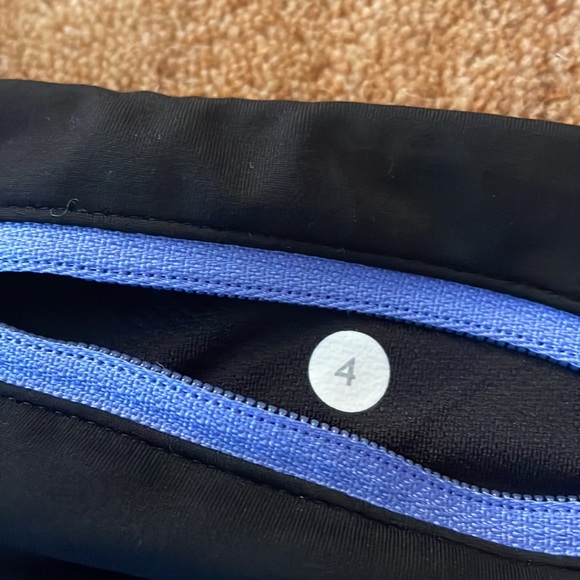 Lululemon speed up lined 2.5” shorts size 4 - Picture 3 of 4